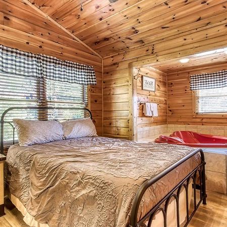 Dog Friendly, Romantic Mtn Getaway Hot Tub Pool Gatlinburg Εξωτερικό φωτογραφία